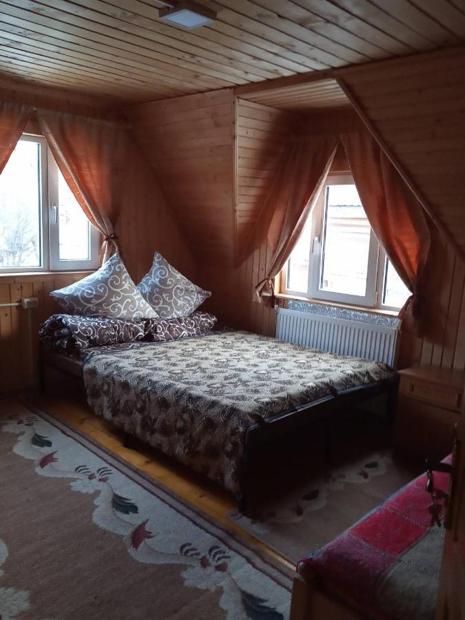 У Олега Hotel Verkhne-Studenyy Bilik gambar